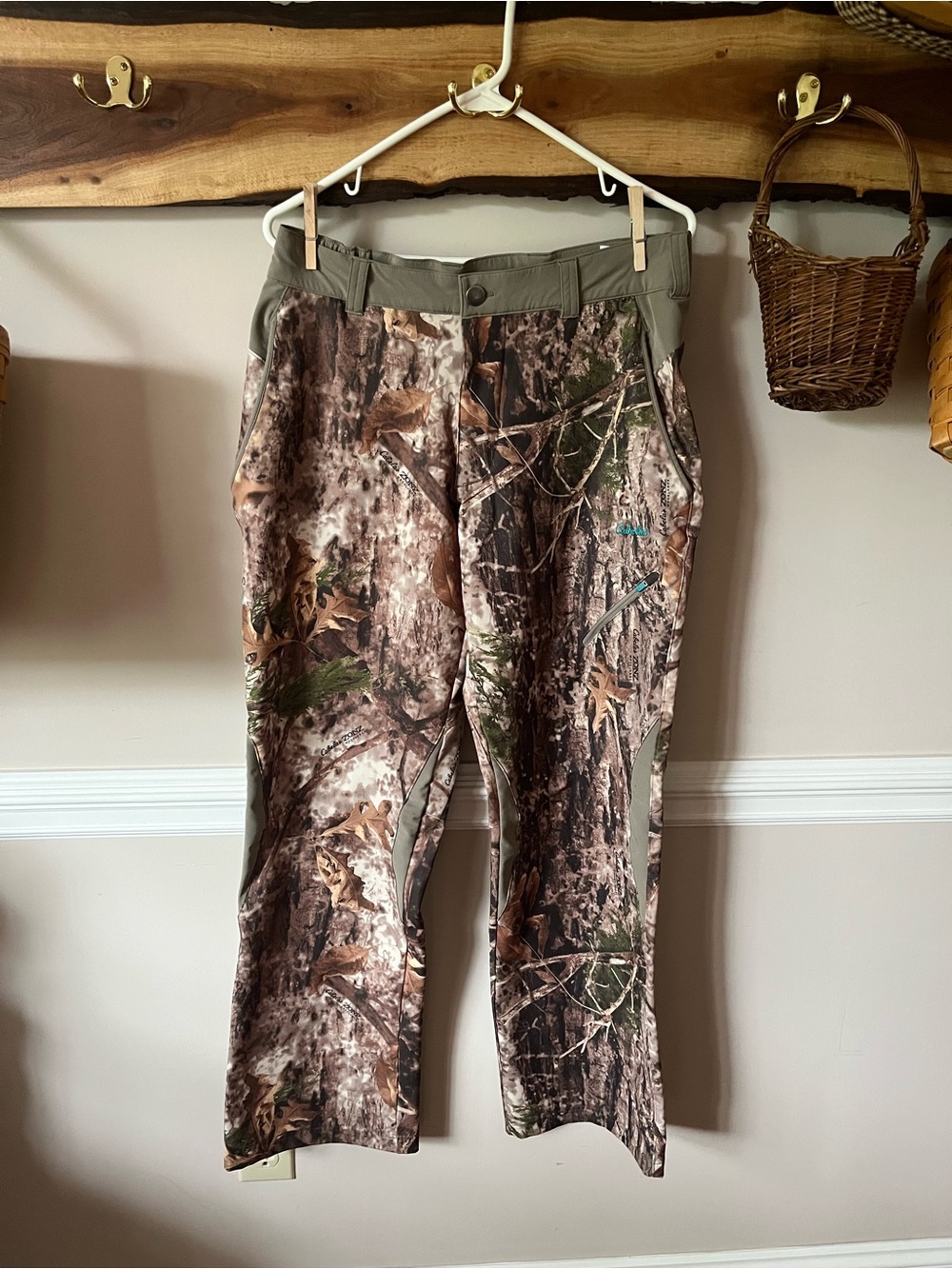 Cabela’s Outfit Her Zonz Woodlands Camo Pants Moisture Wicking Women’s Medium